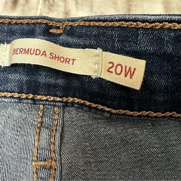 Levi's Blue Bermuda Shorts Classic Denim Style Rolled Cuff Medium Wash Stretch - Picture 2 of 9